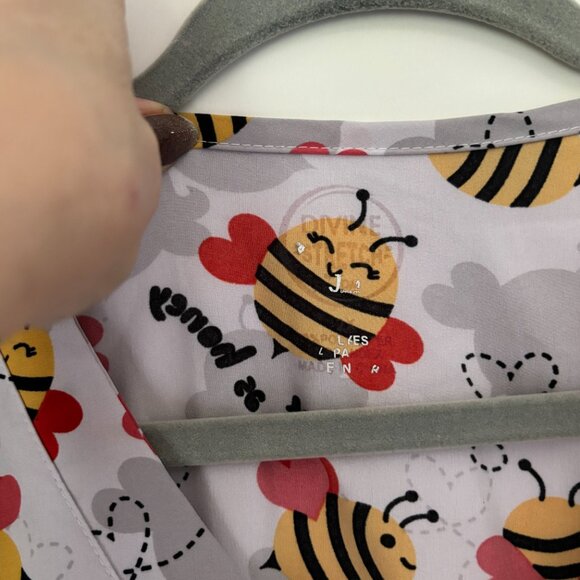 SCRUB JOY Performance V-Neck Medical Top Scrub BUMBLE BEE SWEET AS HONEY SIZE 2X - Picture 7 of 11